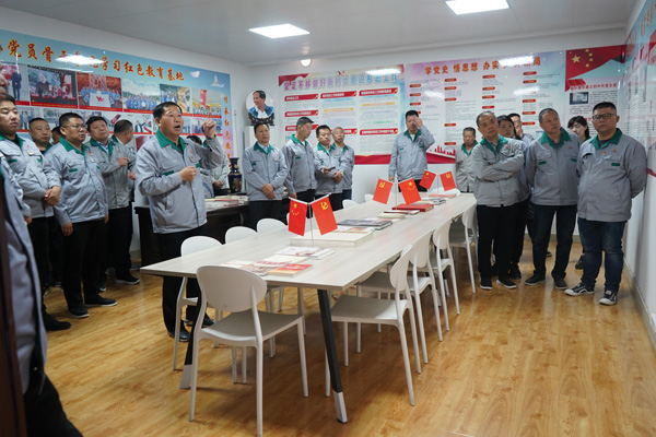 參觀黨建活動(dòng)室.jpg 參觀黨建活動(dòng)室.jpg