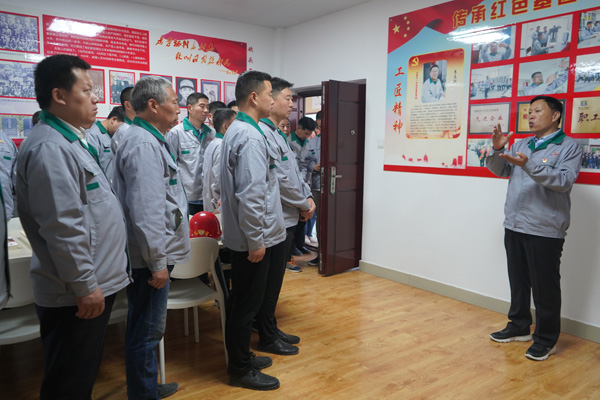 參觀黨建活動(dòng)室.jpg 參觀黨建活動(dòng)室.jpg